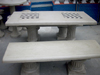 conjunto de mesa e banco em concreto com tabuleiro de xadrez